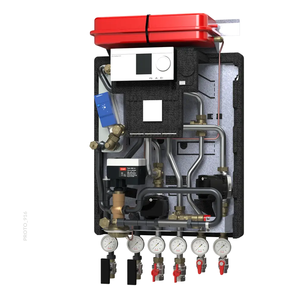 Hausstation mit verschiedenen Rohrleitungen, Ventilen und Druckmessgeräten, ausgestattet mit Danfoss-Elektronik, montiert auf einer isolierenden Rückwand.